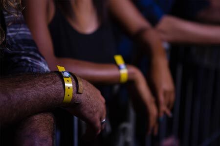 Les bracelets personnalisés pour les festivals, un article de merchandising parfait